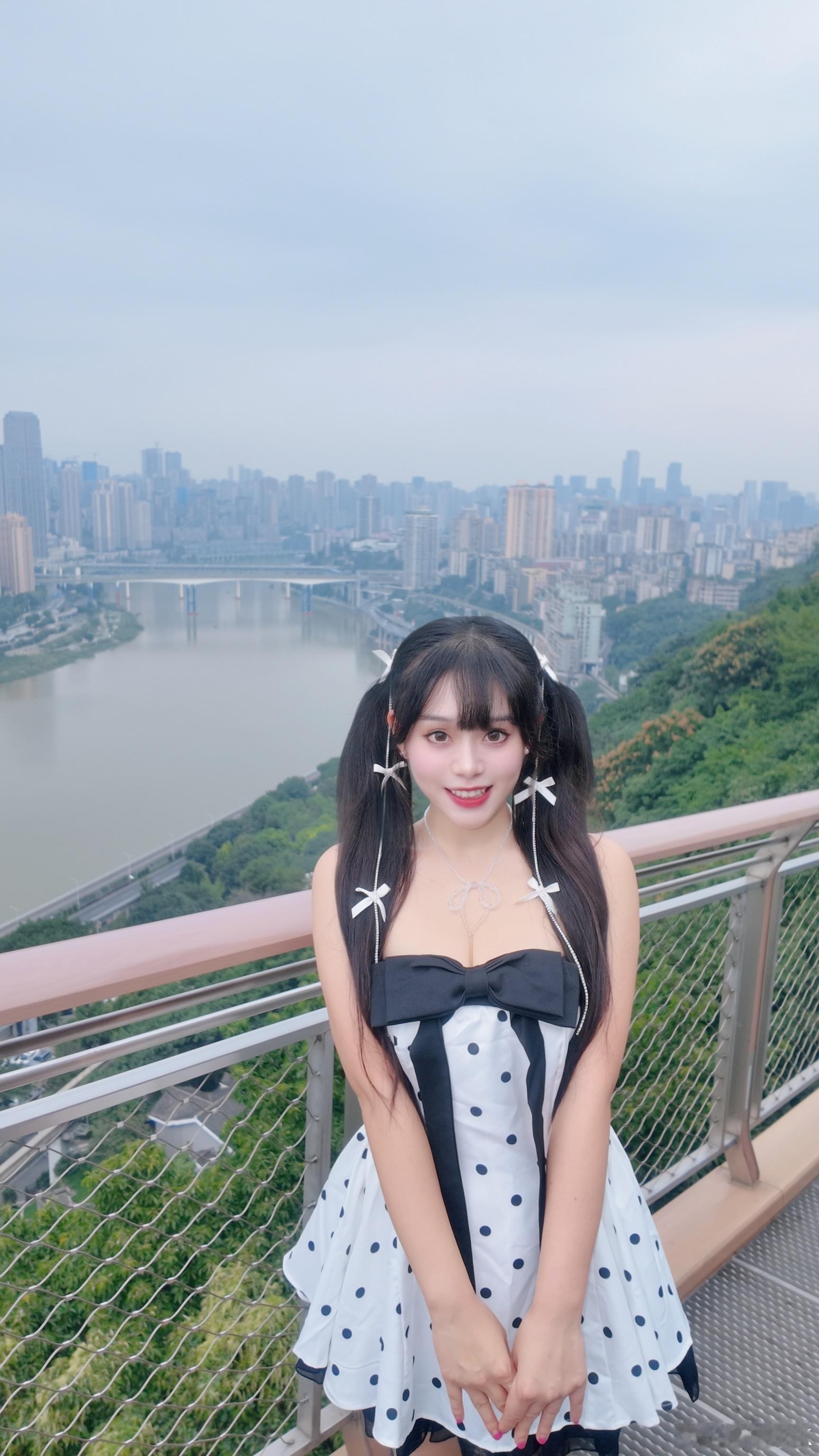 吹吹山城的风💨在鹅岭栈道看层层叠叠的城  ​​​