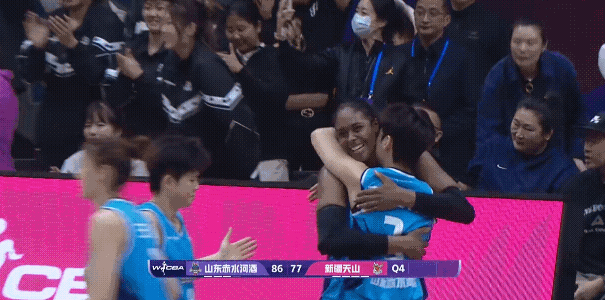 山东女篮主场86：77击败新疆女篮，把总比分扳成1：1，下一场去往新疆主场决定谁