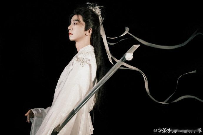 何运晨古风变装秀有那feel了何运晨这古风舞台简直是「神仙操作」！白衣拂袖是月下