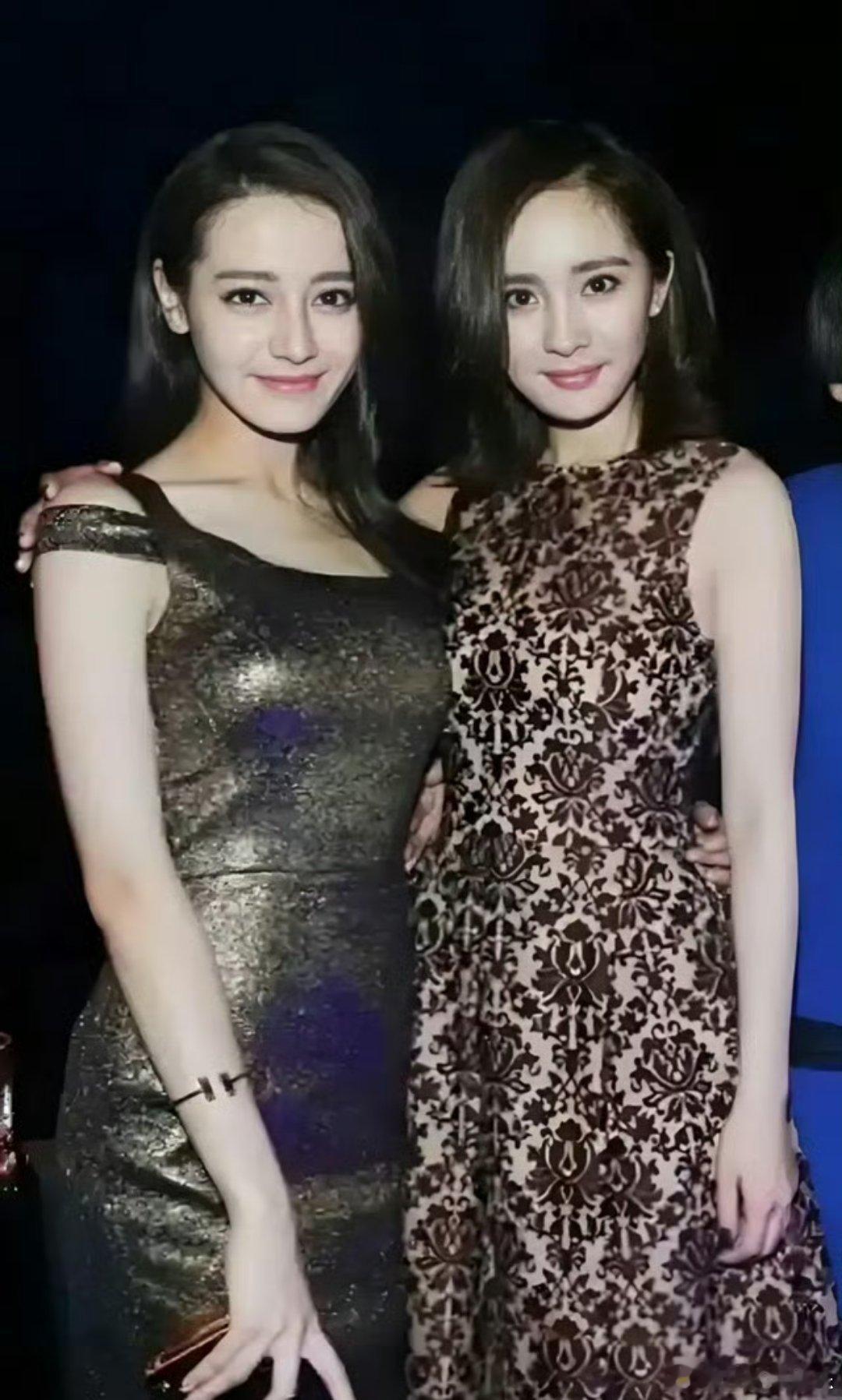 杨幂迪丽热巴嘉行时期同框盛典舞台上的一次同框，让不少人回忆起杨幂与迪丽热巴相伴的