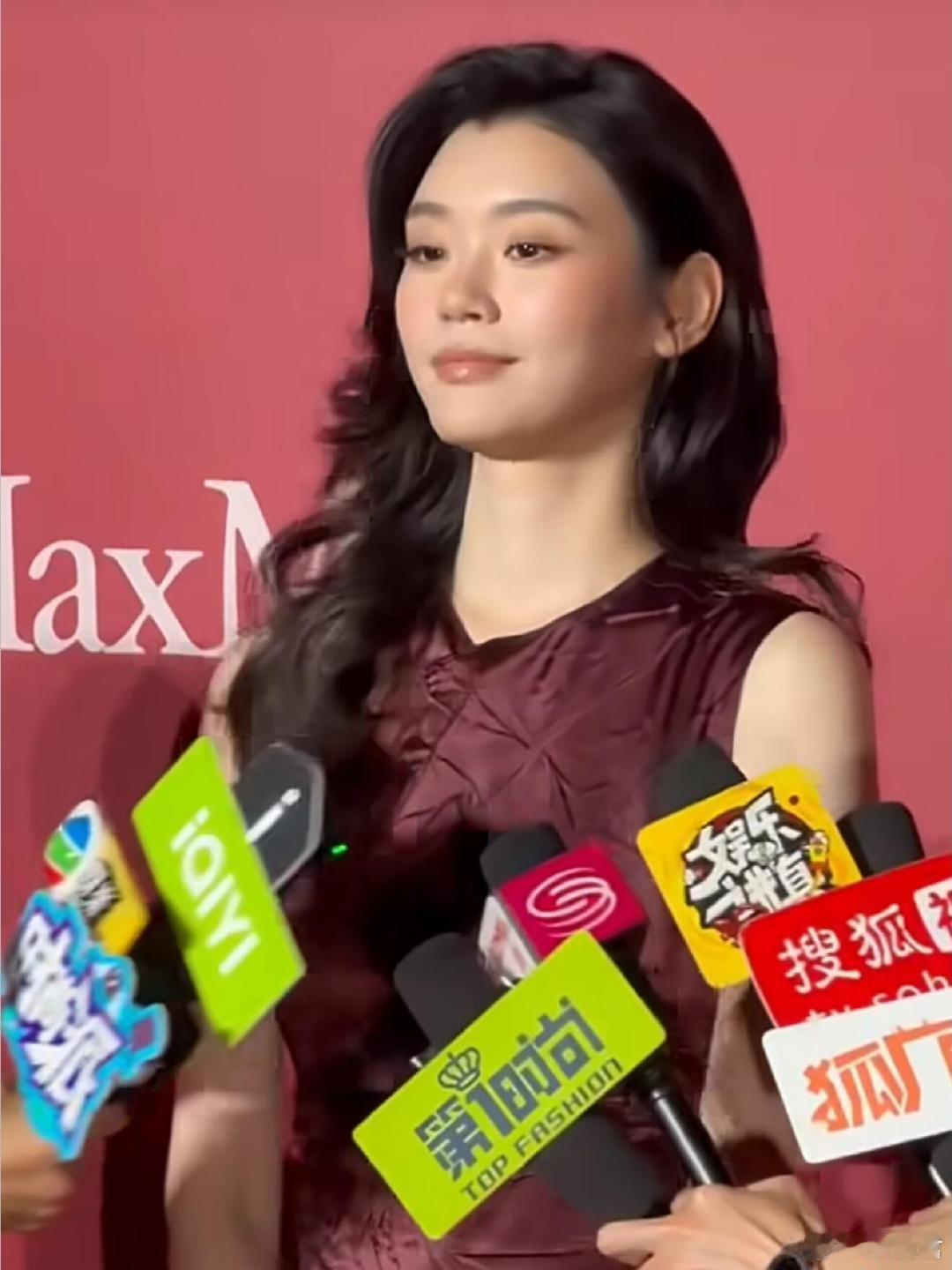 奚梦瑶婚礼后首亮相 奚梦瑶婚礼后首个公开活动没去儿子毕业礼，是因为有公开活动行程