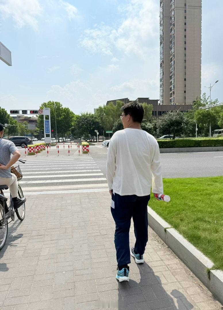 下午2点，我们又顶着三十多度的大太阳去了医院。到了以后，又是等。我实在忍不住，跑