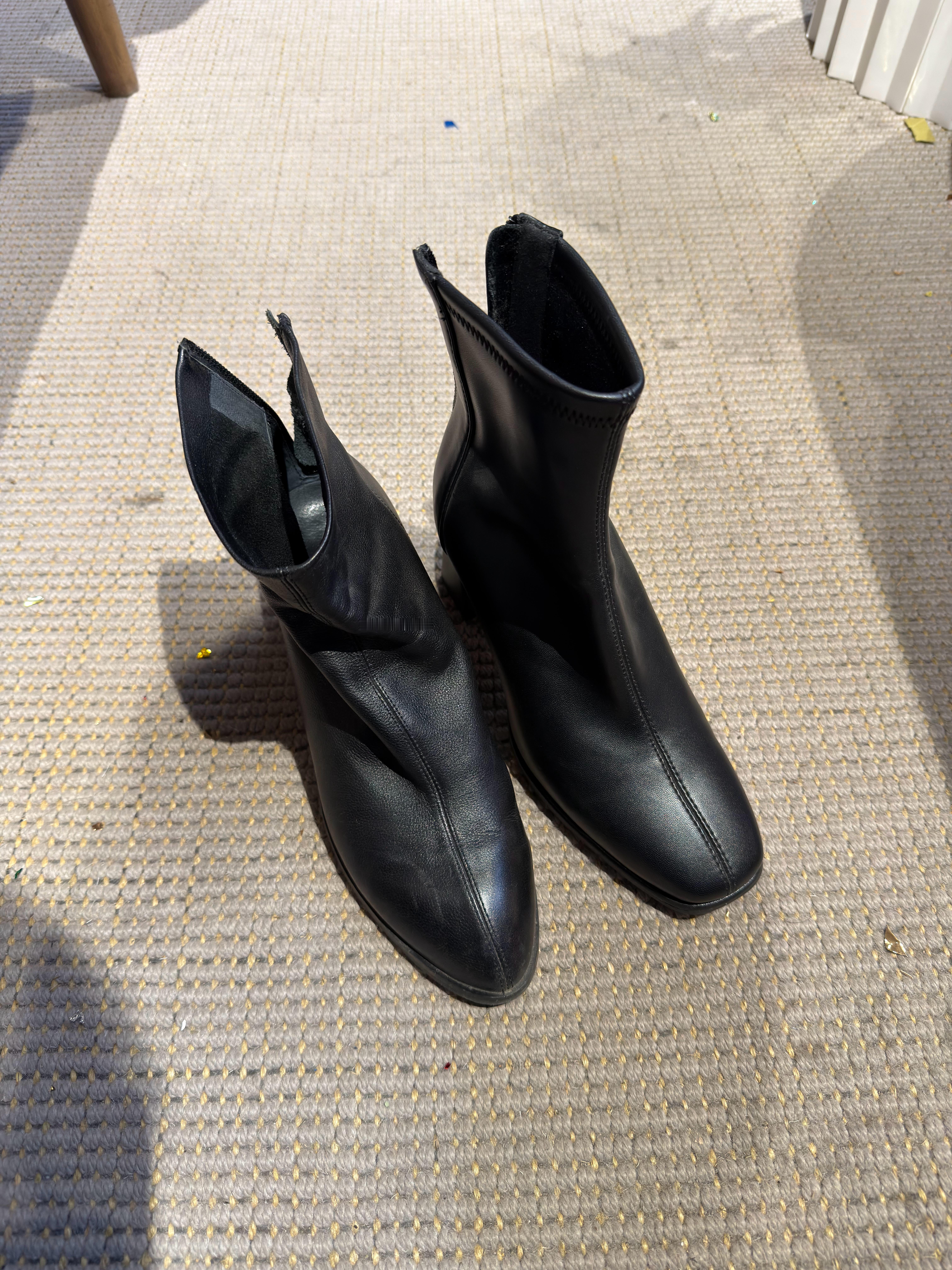 今天拍摄需要一双黑色高跟靴子走到了才发现带了2只右脚我觉得也不全怪我吧你们说它俩