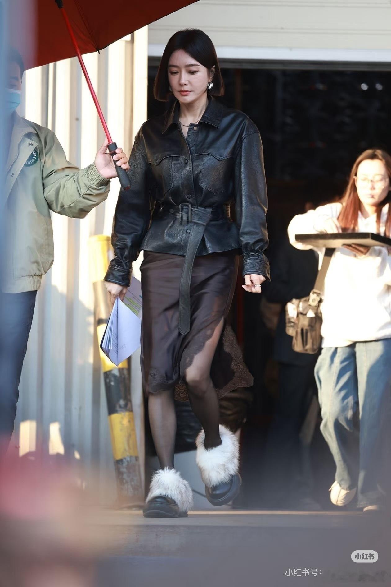 秦岚的新剧更是，被哪家丝袜品牌植入了？打广告也好好搭吧这都什么东西 