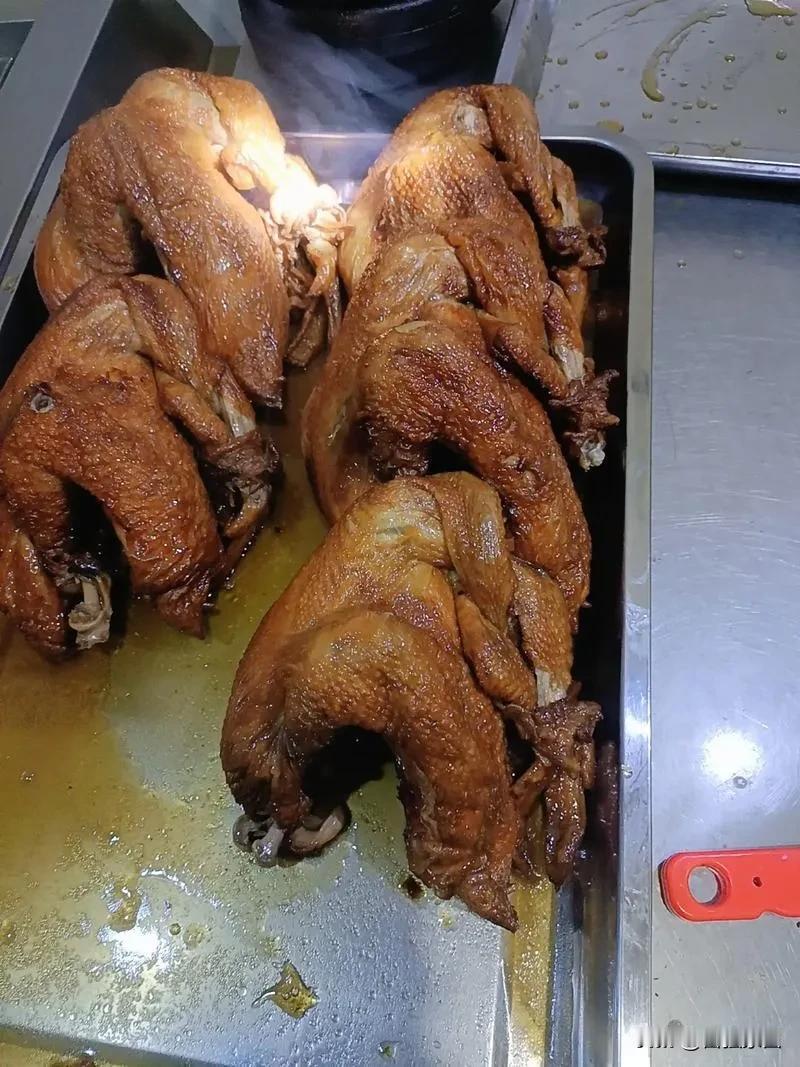 孔集烧鸡，不愧是鹿邑县名扬海内的传统名吃。其色泽鲜亮，黄中透红，光是看着就让人垂