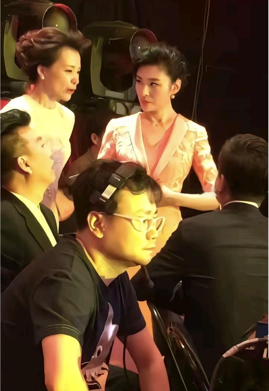 很多人说周涛长的很美，可在我眼里知性温婉的董卿比她更美，你是否也有这种感觉？