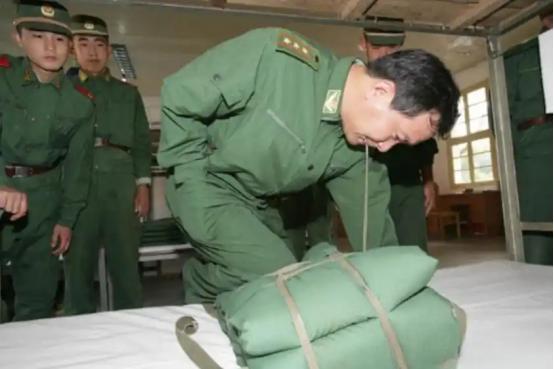 一次，丁晓兵把一只手揣进裤兜走路时，两名纠察上前纠正，丁晓兵笑着说拿不出来，两位