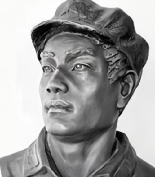1931年，共产党员罗南辉在监狱无聊，对着狱警悄悄说了几句话，狱警一脸不可置信报
