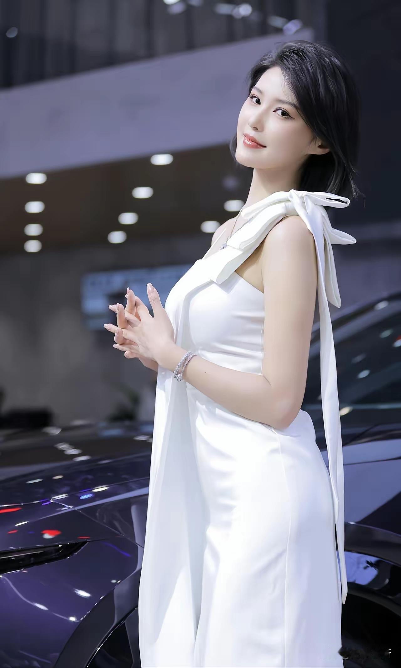 在车展上，一袭漂亮的礼服总能让人眼前一亮，就像提到的程儿的纯白色礼裙。想象一下，