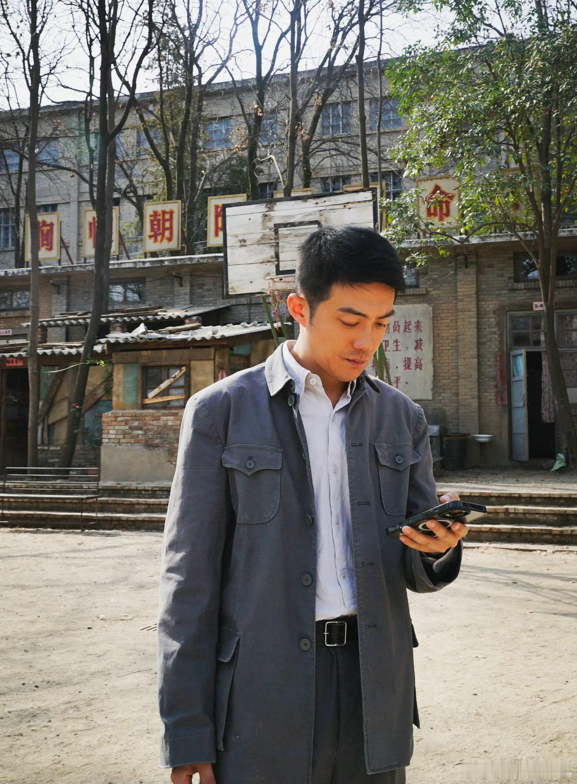 李泽锋看到要吃醋了 站姐一边拍季肖冰一边不停称赞对方帅气 