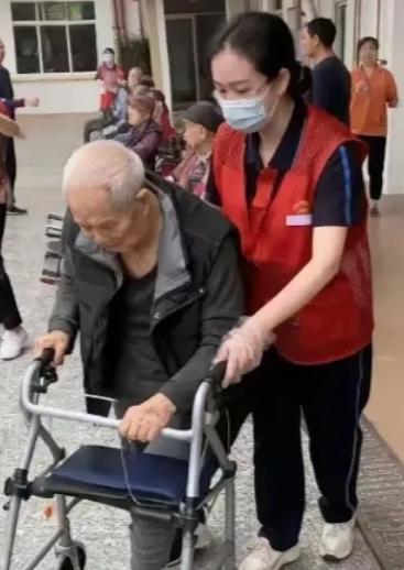 近期一则退休教师陈桂兰的故事在网上刷屏。
 
故事中72岁退休教师陈桂兰，不想拖