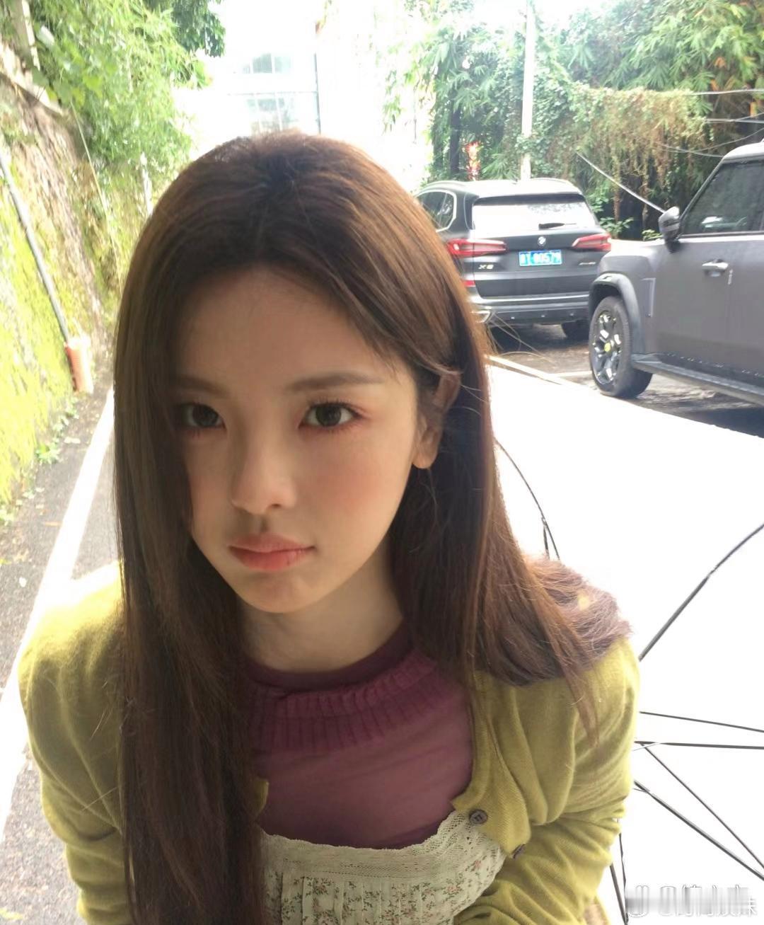 杨超越的这张脸，真的是好看，精致，所以她越是怼脸拍，她的颜值也就越高，而且即便是