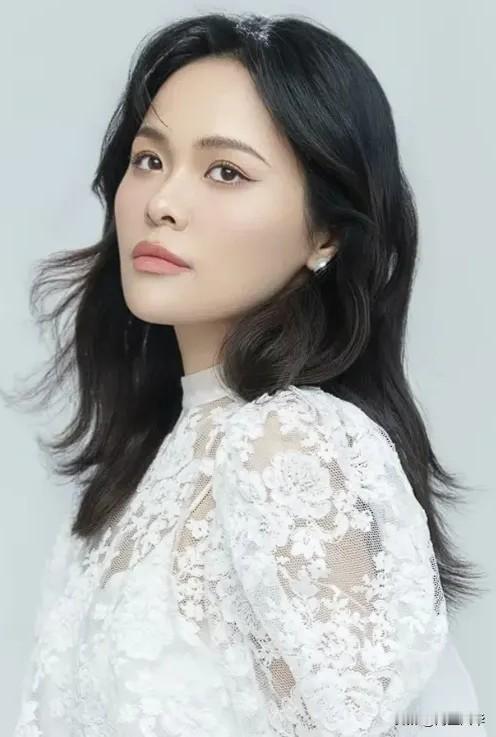 37岁的女高音歌唱家龚爽因病离世。
我好奇查了一下她的成长路线。
不查不知道，一