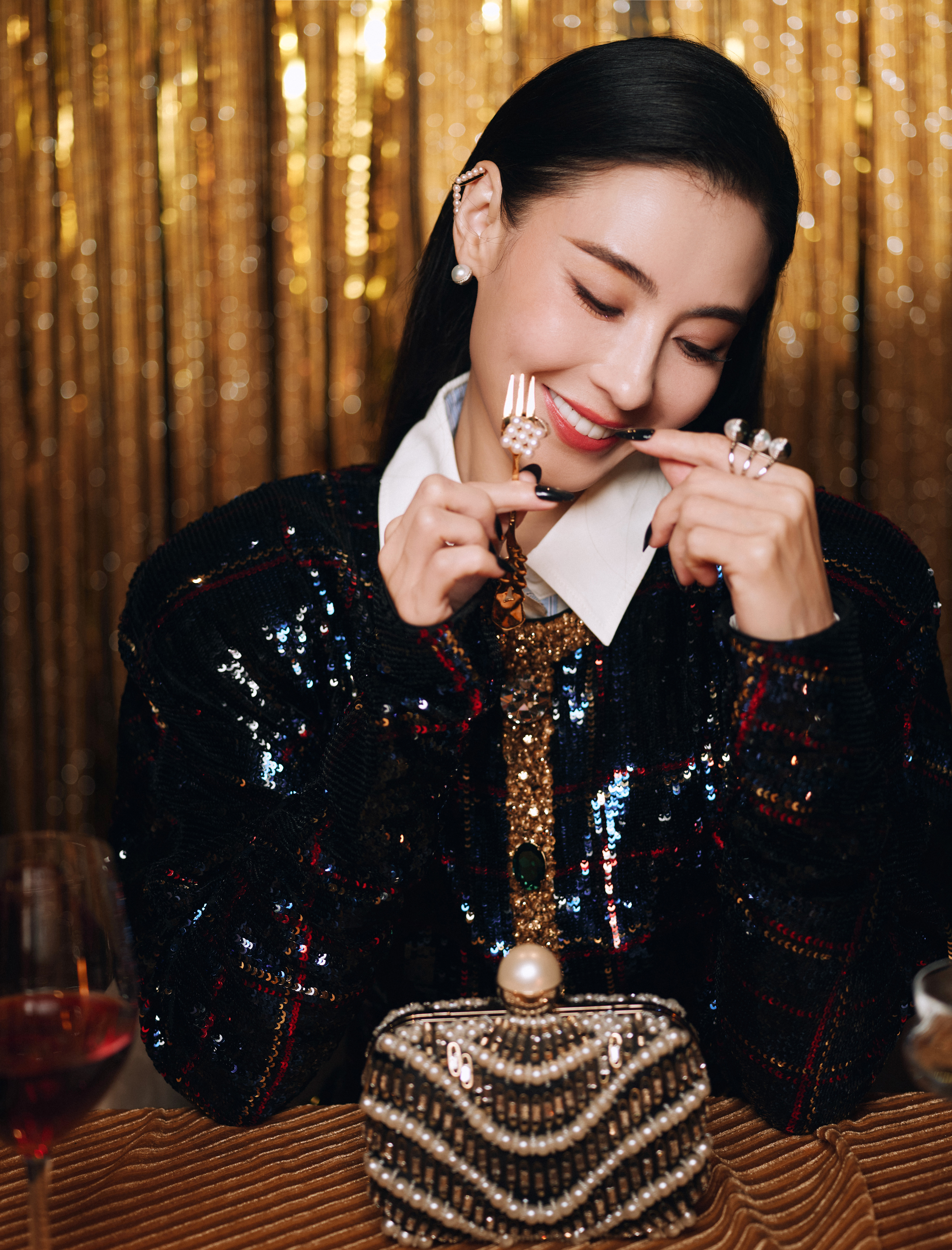 张柏芝从年头美到了年尾 张柏芝身穿Balmain亮片套装搭配Taskaki珠宝出