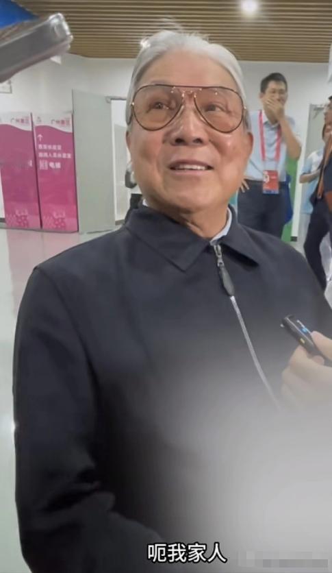 霍震霆又开心得合不拢嘴。

来观看全运会的霍震霆被问到看到儿媳妇郭晶晶踏水点燃火