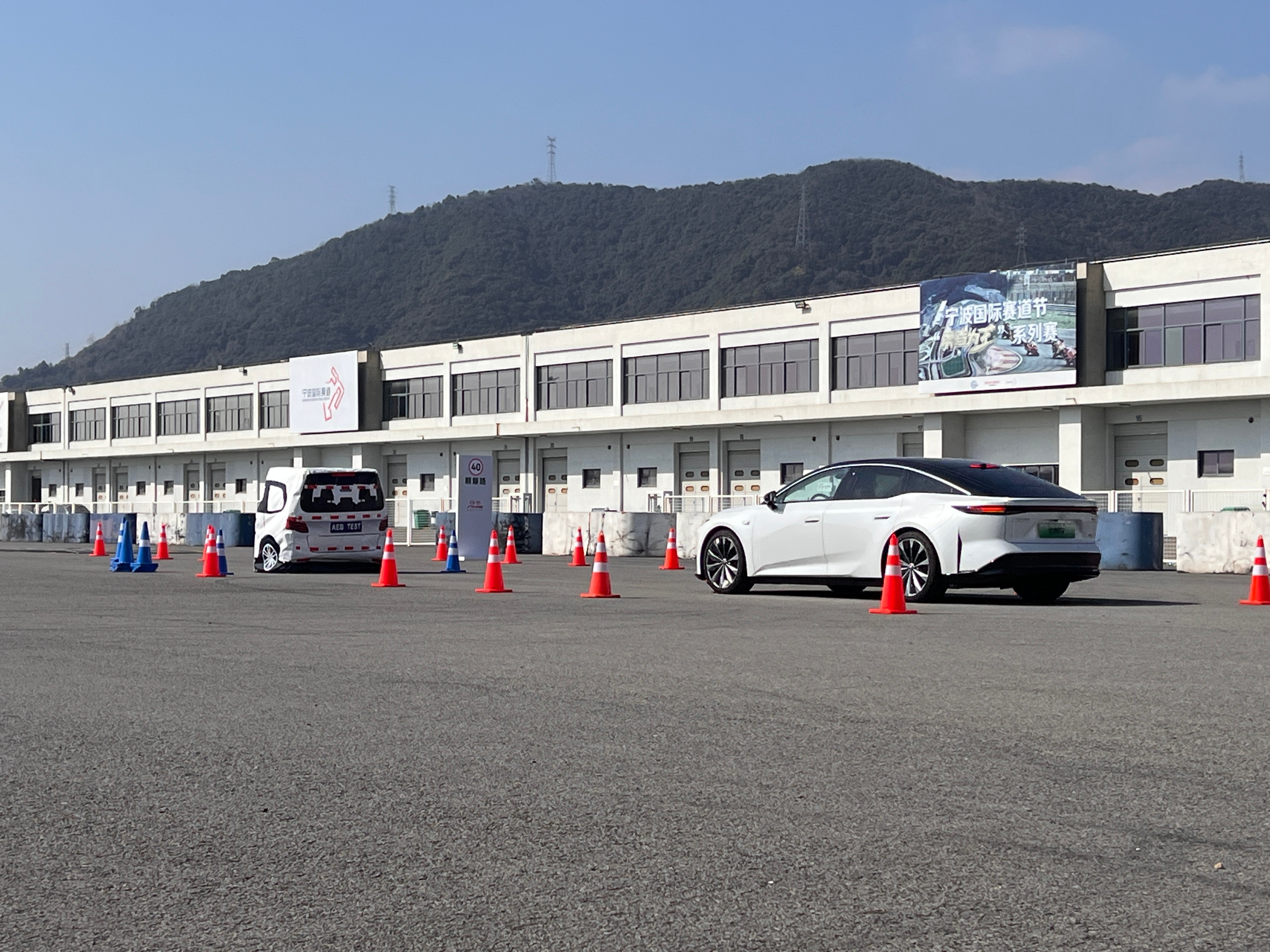 丰田铂智7的首轮动态媒体测试已经开始，除了超高的颜值造型，实际上路的表现毫无疑问