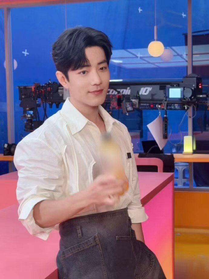 肖战定格此刻，肖战牛仔围裙+衬衫，谁来懂一下这个肖战定格此刻的帅气值呢，期待住接