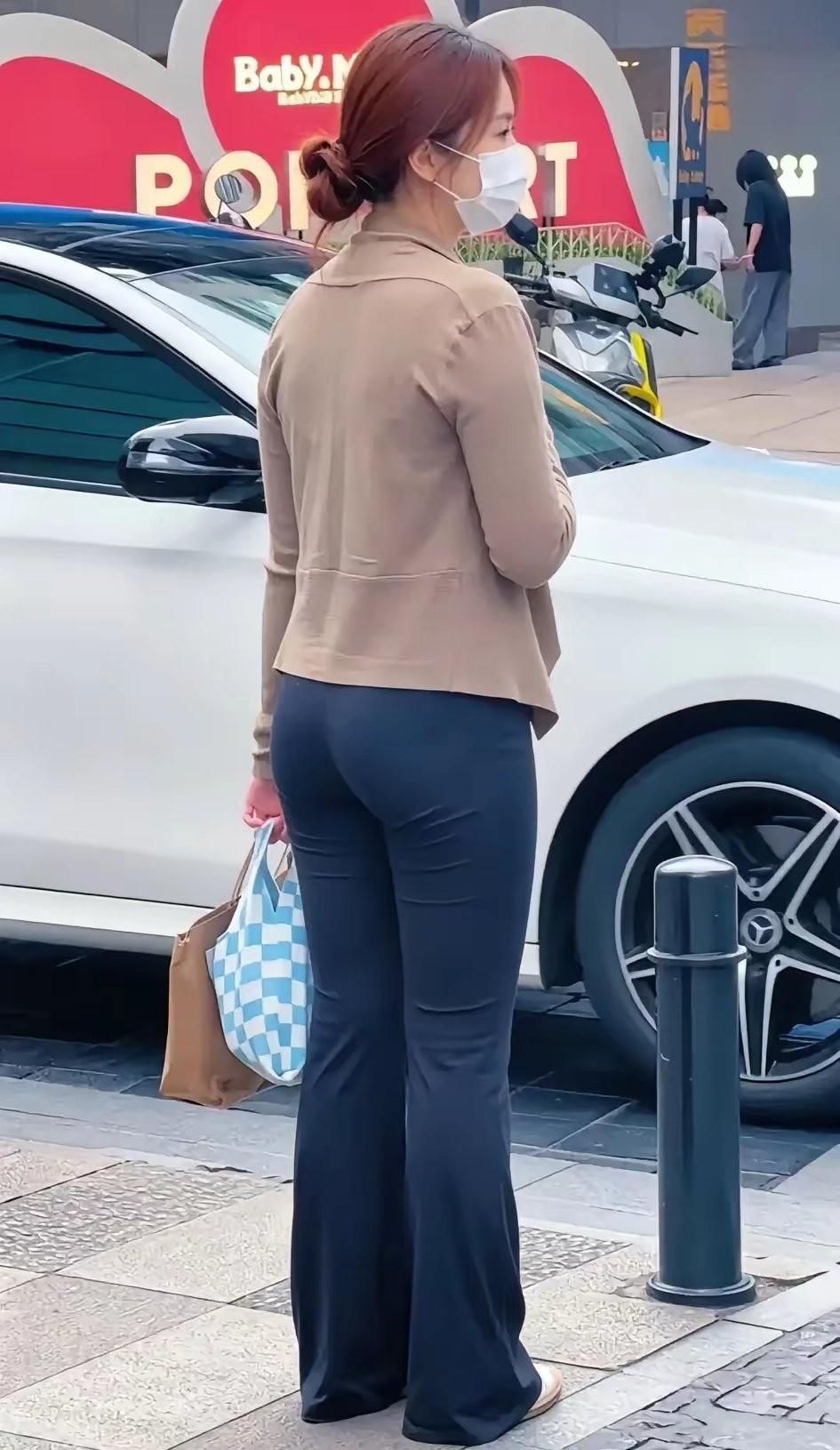 这种紧身的职业休闲裤有的女孩子穿起来真的非常好看！把女人的身材曲线展现得淋漓尽致
