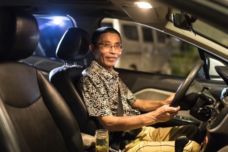 40岁男子AI成瘾无法接受版本更新这事，还挺让人唏嘘的。就像老周，一个互联网公司