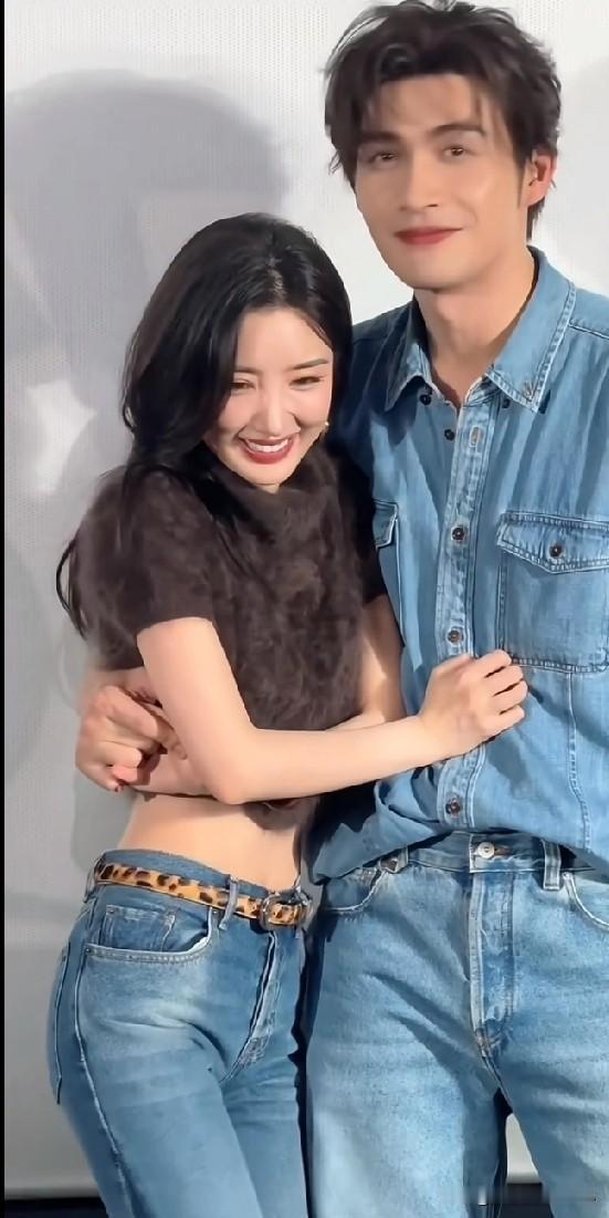 张彬彬和毛晓彤同框，莫名就有种让人舒服的cp感！两人都大大方方的，一个看着像靠谱