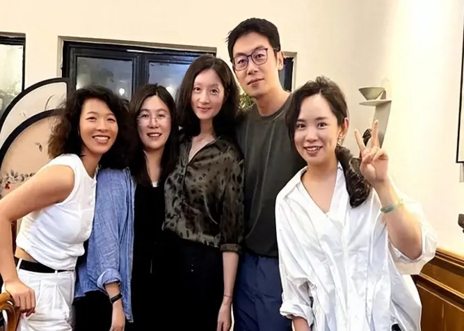 朱亚文沈佳妮婚变传闻后罕见同框现身。前两天父亲节遇上女儿生日，这双喜临...