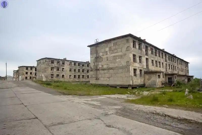 那些废弃军营为啥一直没人敢动？原因也很简单：它们都归部队管，地方上完全没辙。别看