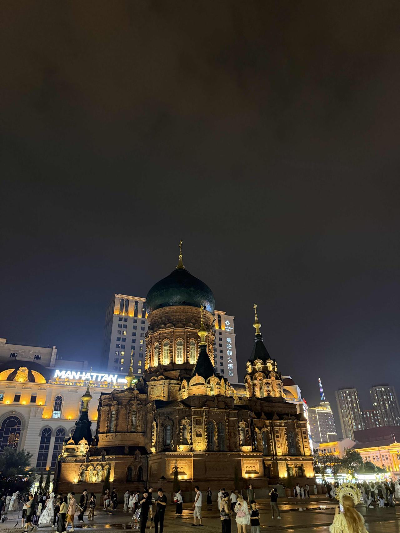 夜幕下的圣瓦西里大教堂，金碧辉煌，美轮美奂！哈尔滨的哪些建筑适合拍照 什么搭配显