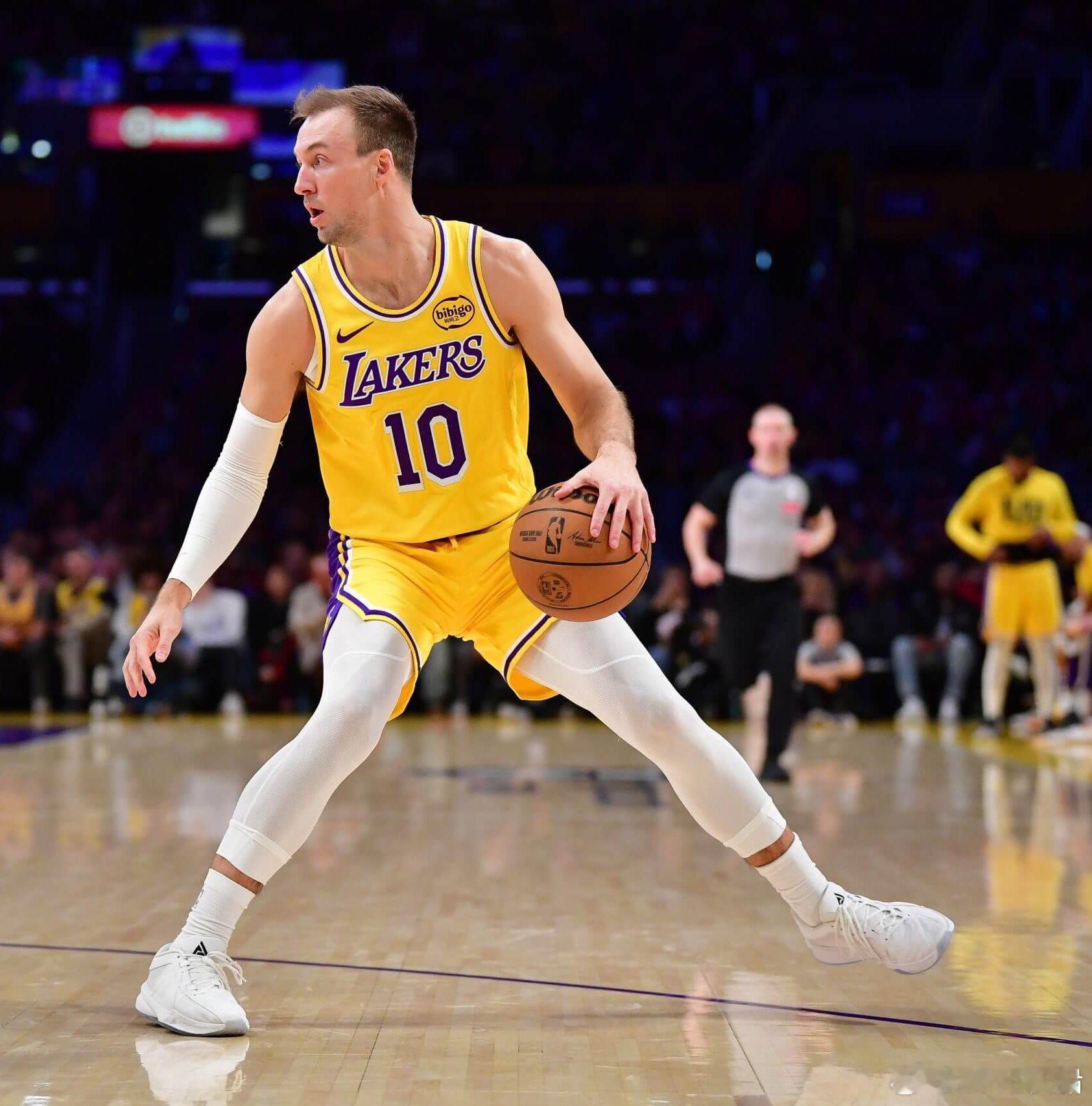 前火箭/快船球员萨姆德克尔评价最近发挥出色的肯纳德引发了广泛的讨论：“所以说，N