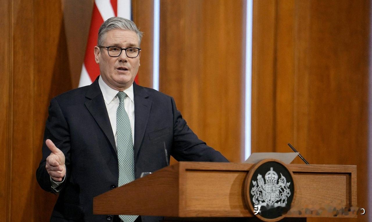 八年没见的英国首相来了，今天刚到北京。不是来旅游的，带了一堆企业老板和财政大臣，