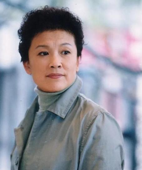 61岁的演员宋春丽和丈夫坚持丁克三十几年，直到2012年一天，好友邓婕到宋春丽家