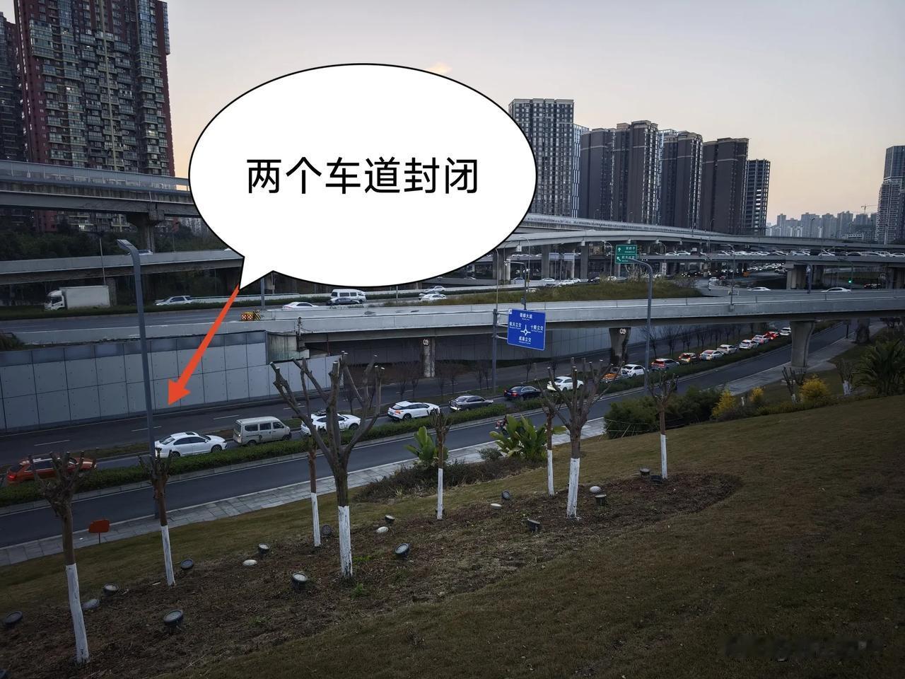 @成都城市管理 @成都交通运输 
蜀都大道，成渝立交进城辅道难道就不能优化？！三