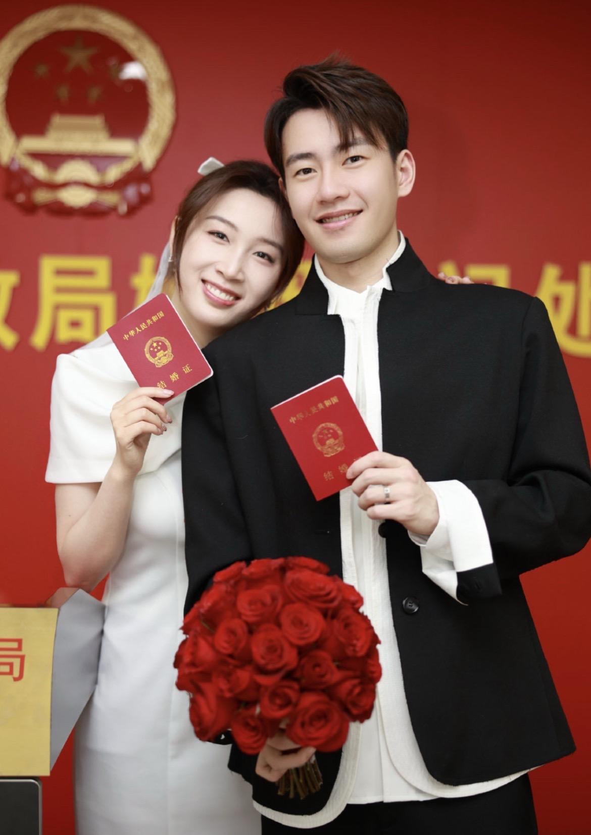 乒羽运动员集体祝福王昶钱天一