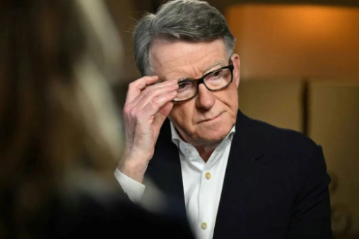 【#爱泼斯坦案阴影笼罩英国#】英国警方3日对英国前驻美国大使彼得·曼德尔森启动刑