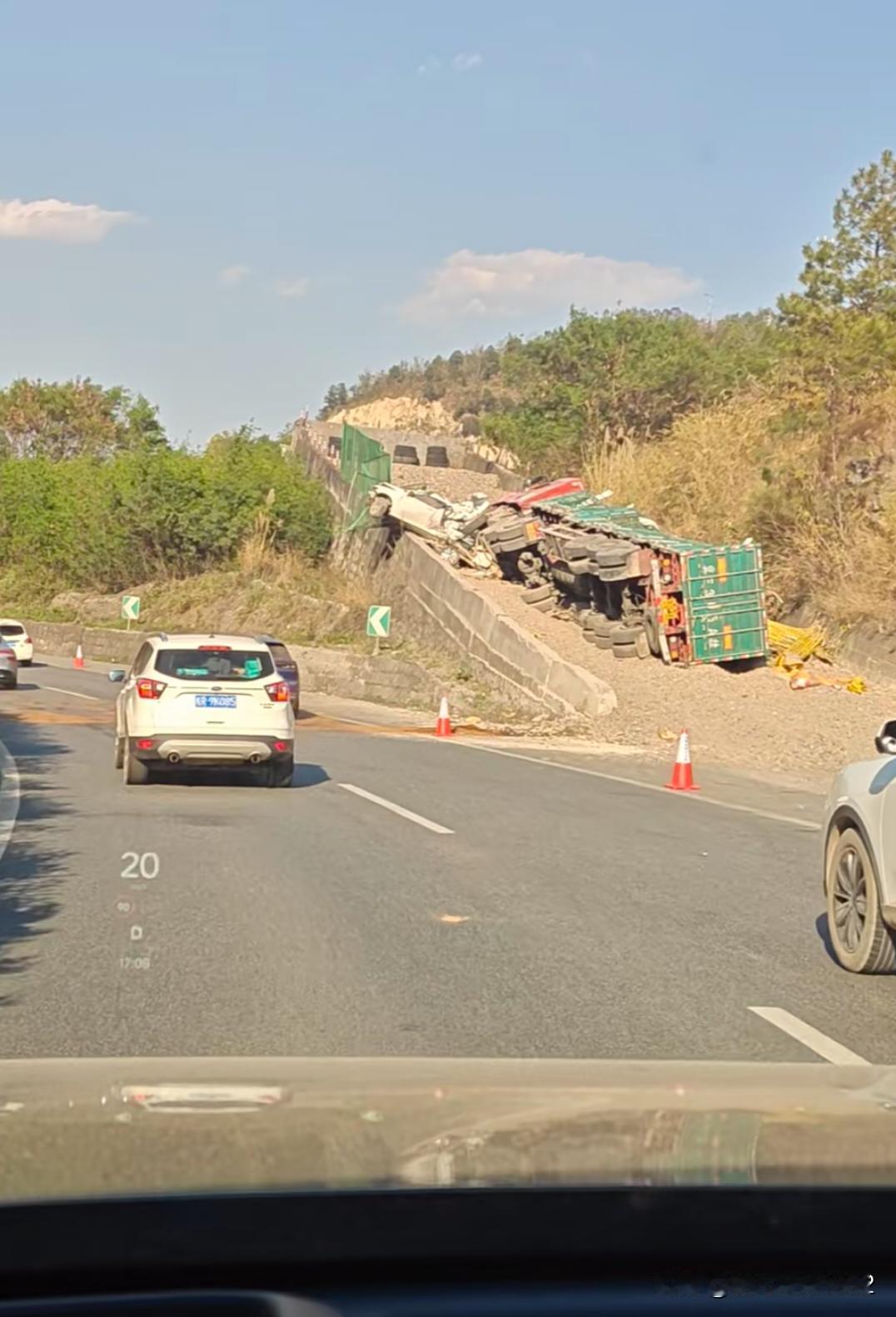 这个大货车的自救坡道怎么前面还有个小车被撞了？是被撞了大货车顶向坡道顶端的吗？