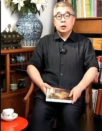复旦教授钱文忠的一段话，最近成了无数中年人的深夜清醒剂：“人这一辈子，只要没生大