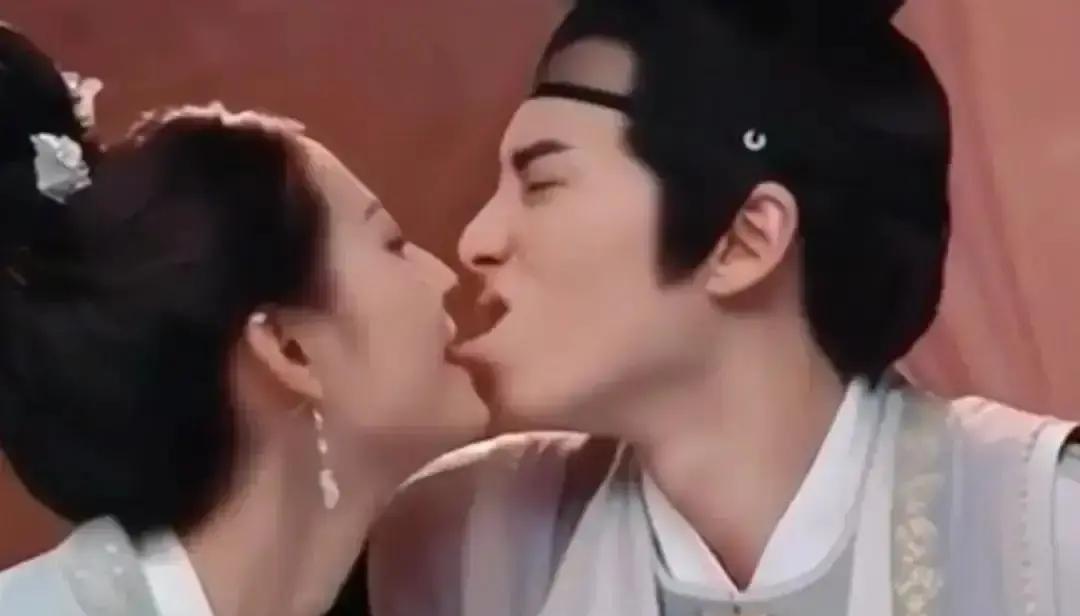 他们根本没伸舌头，但全网都信了。
那五秒动图，是把不足两秒的原片放慢、特写、循环