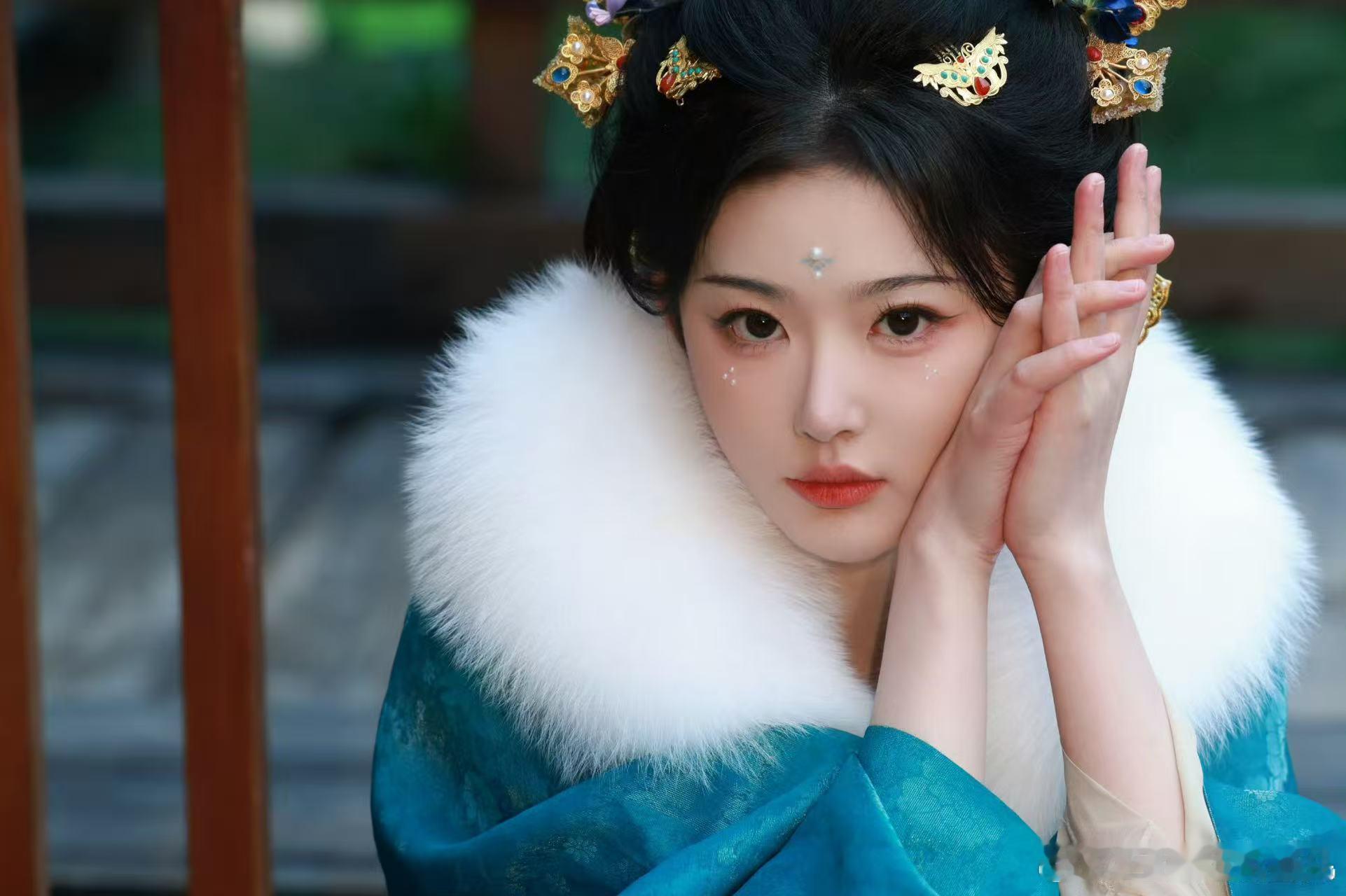 孔雪儿华流穿搭太夯了自带古典氛围感拿捏中式美学，简约国风剪裁衬得身姿曼妙，温柔又