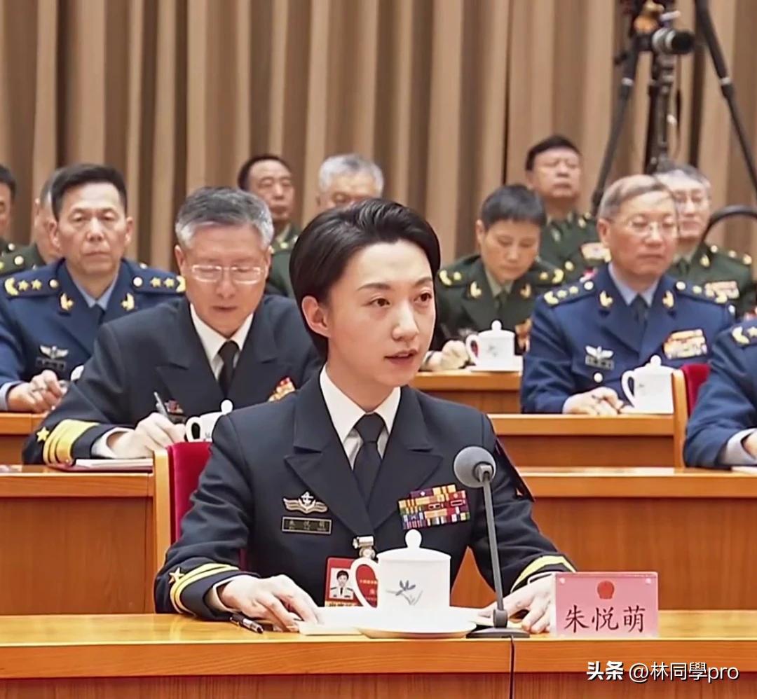 你还记得那个在远海用英语向外军舰机喊话的中国女军官吗？她叫朱悦萌，90后，海军中
