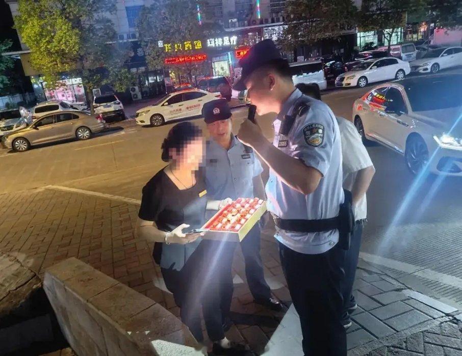 #店员误将19件黄金耳饰当废品赠送# 全员善人局。陈某是黄金店的店员，好心将废纸