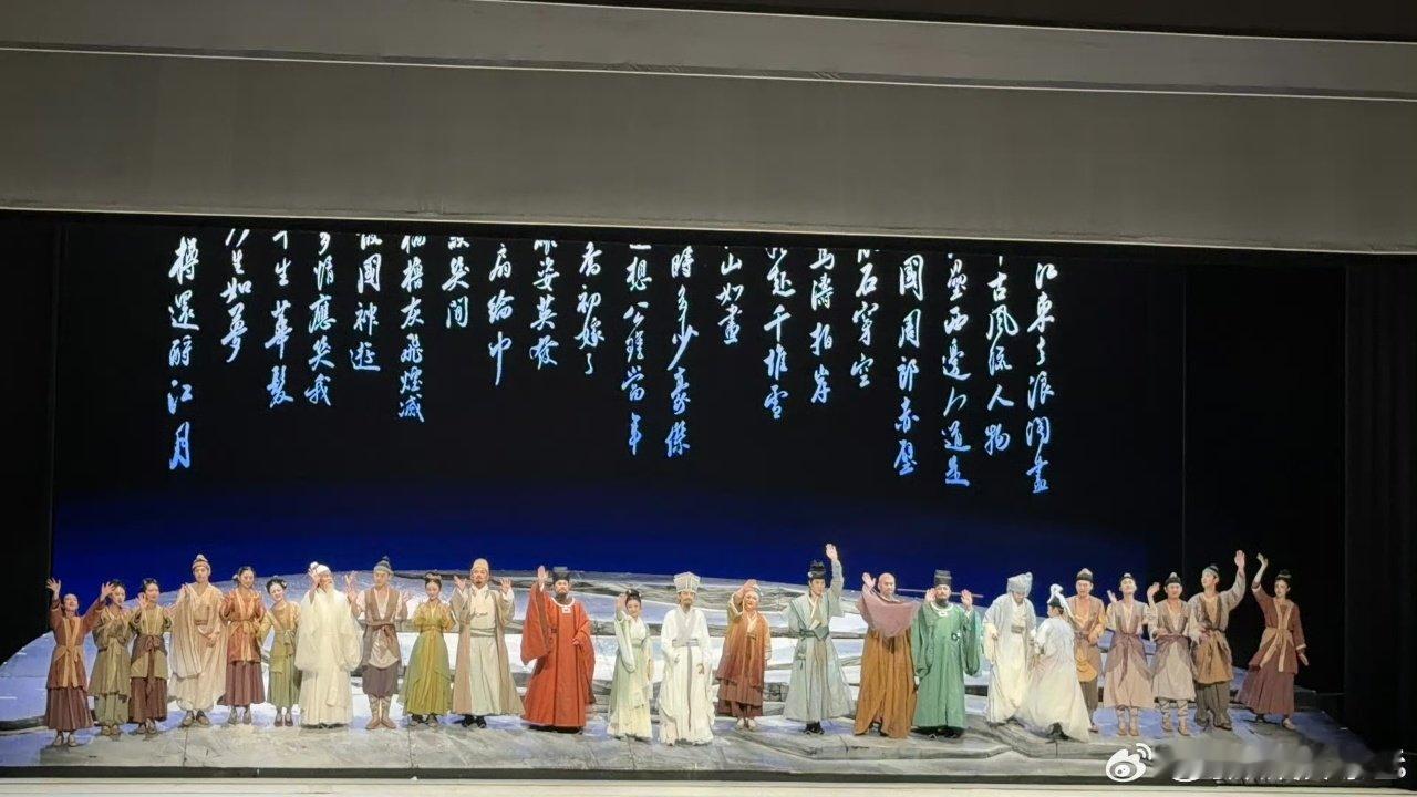 张新成周默涵同学变同事 谁能拒绝这种神仙情谊！十年同窗加室友的张新成和周默涵，在