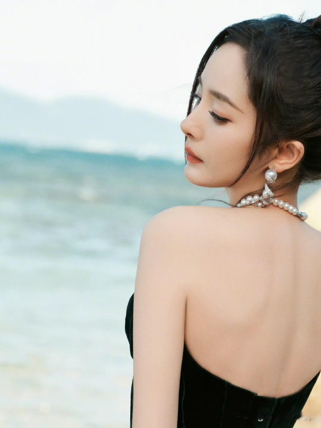 怎样穿搭才有女王范?杨幂：海天一线，与自然共舞和煦微风，佳人倩影，宛若绝美画境 