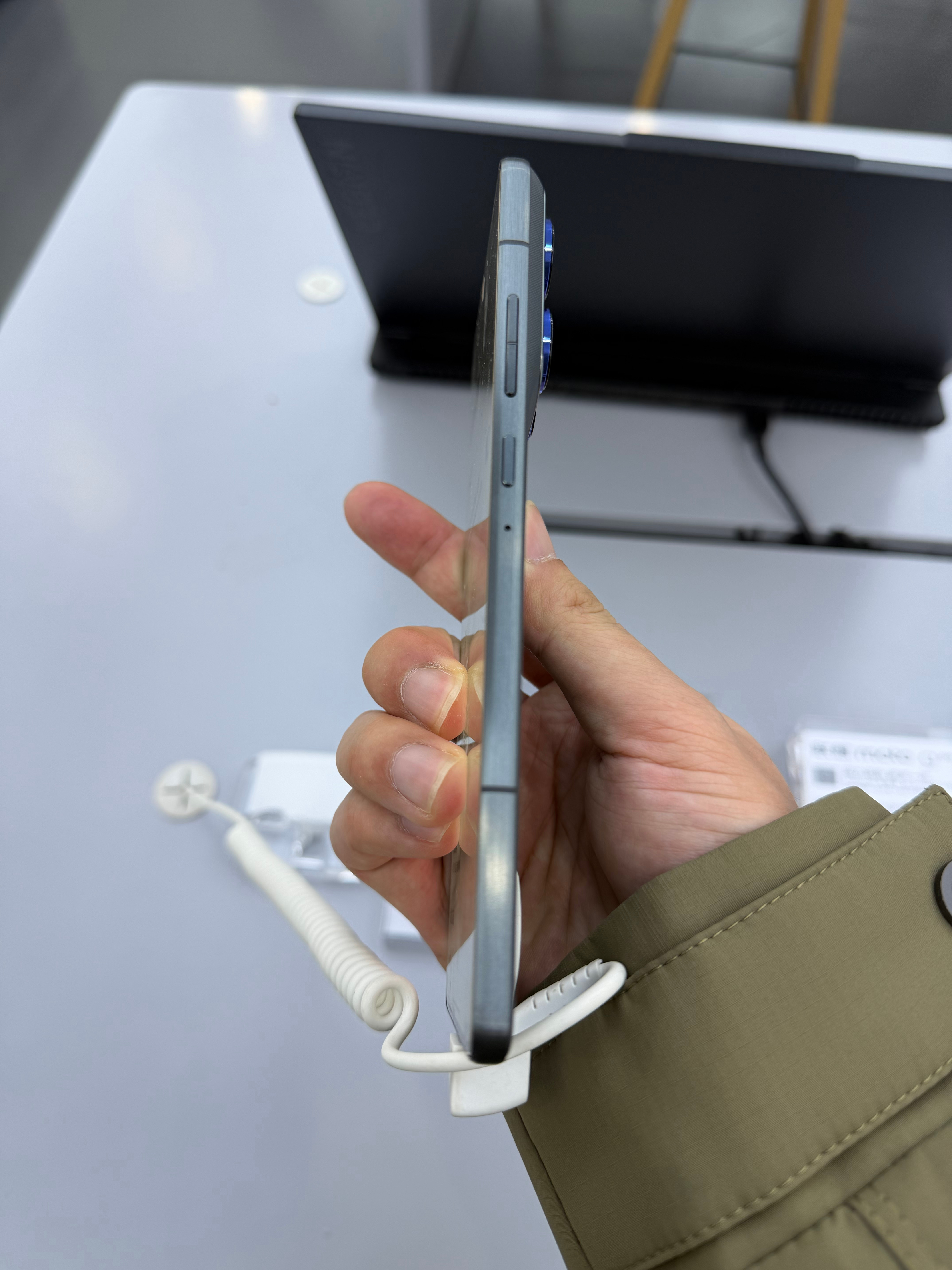 昨天在京东之家线下店看到了摩托罗拉的Air机型——联想moto X70 Air，