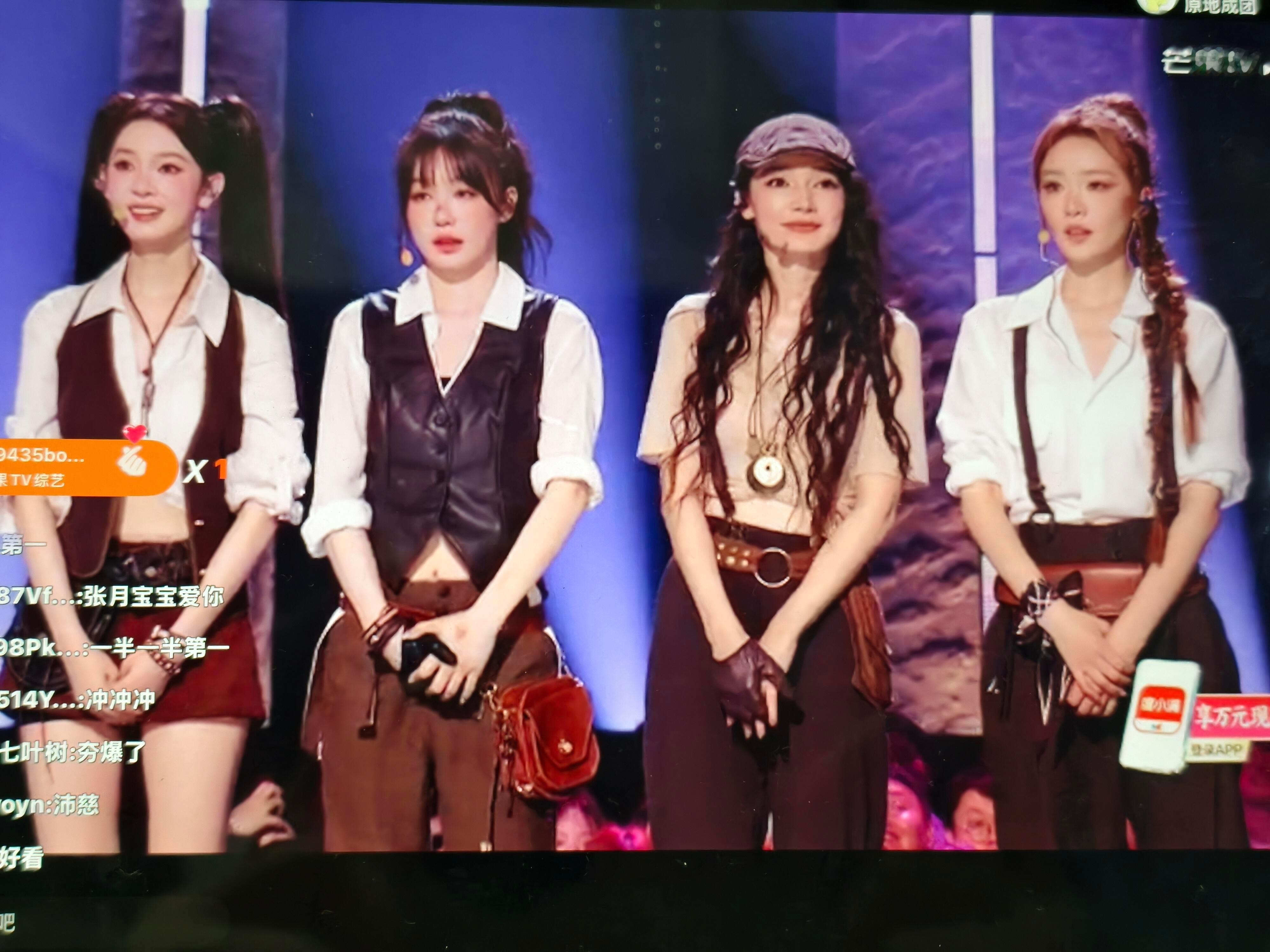 细节就是小彩虹和代斯站中间girls help girls两个说习惯边缘化的小女