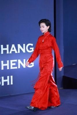 万茜穿红装走红毯太飒了！其优雅身姿，其惊艳红装，其干练短发，无一不讨人喜欢！四个