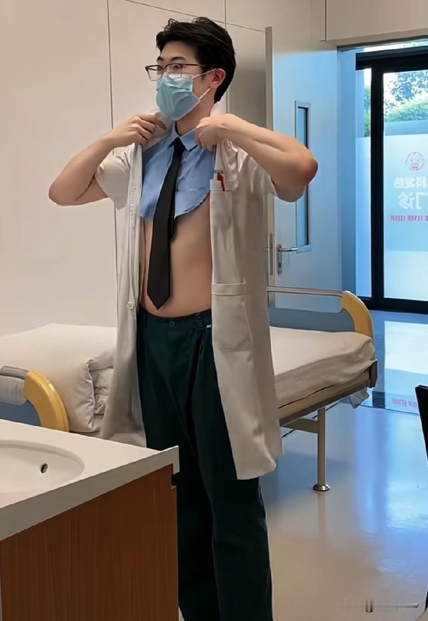 医闹的扯开衣服被笑晕在地上！
哈哈哈，医闹一把把纽扣拽掉了，露出里面的衬衫领！
