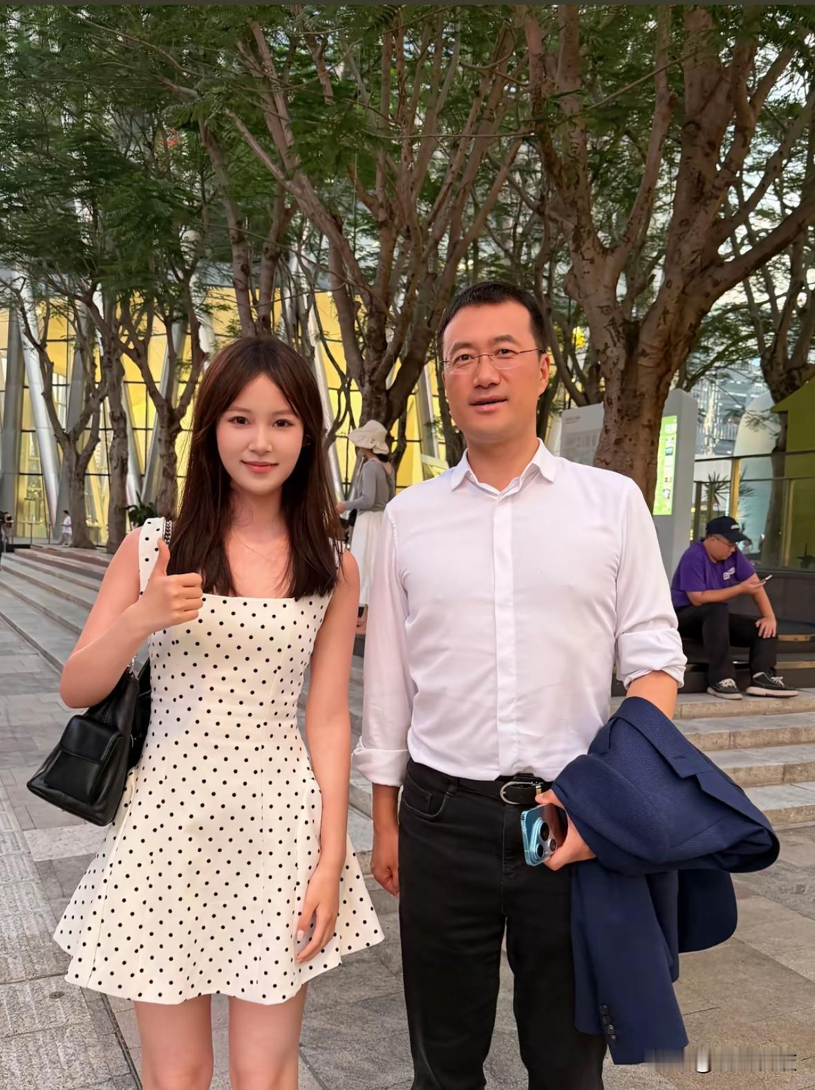 博主吃完饭偶遇华为消费者业务CEO何刚，何总非常有亲和力，同意合影留念。网友：非
