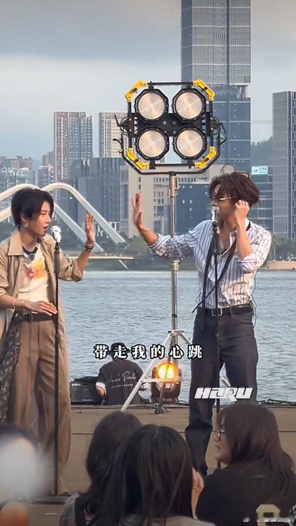 小鬼刘雨昕心跳彩排 小鬼的炸裂和刘雨昕的克制，放在一起反而互相衬托。一个在放，一