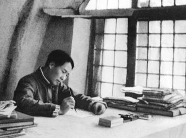 1939年6月1日，抗大三周年纪念日，毛主席在抗大演讲。他讲了什么？现场气氛燃爆