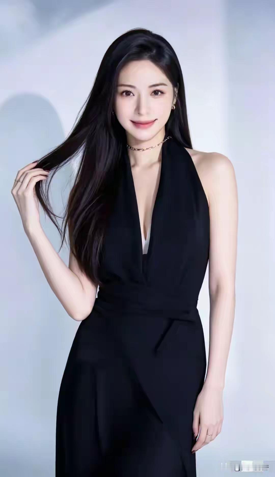 优雅黑裙，气质女神，时尚穿搭指南