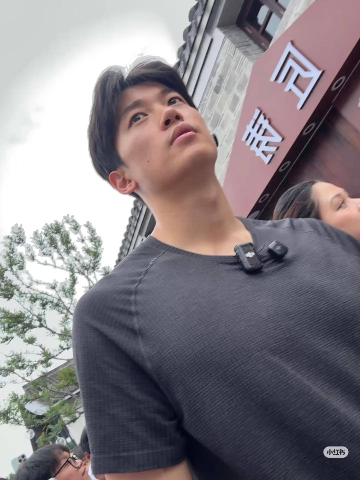 这个视角的生图live都能扛得住 此男不简汪顺